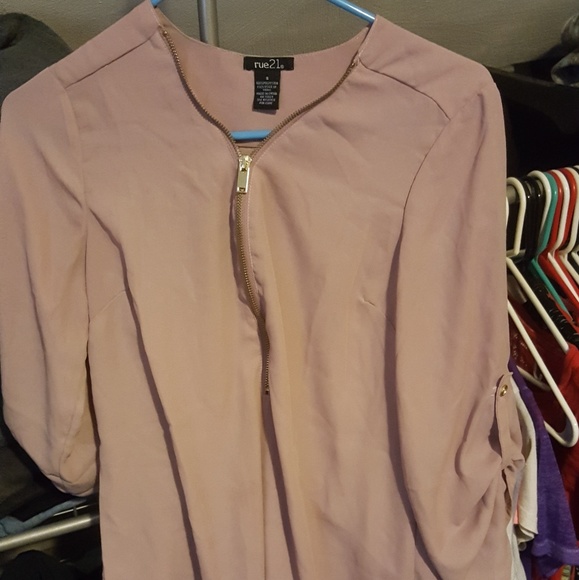 Cute pink top w gold zipper - Picture 1 of 4